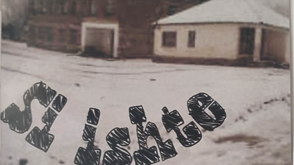 Pamje nga hyrja e shkollës